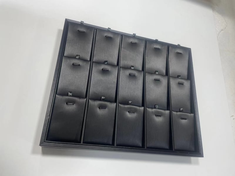 Raft pentru bijuterii – design simplu, stil artistic, un singur nivel