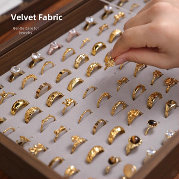 Fa gyűrűk kiállító doboz – 100 gyűrű kapacitás, téglalap alakú, diófurnér borítással, egy rétegű