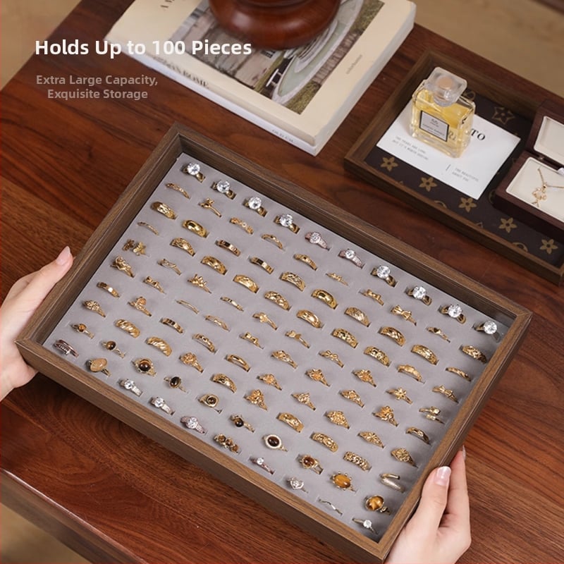 Fa gyűrűk kiállító doboz – 100 gyűrű kapacitás, téglalap alakú, diófurnér borítással, egy rétegű