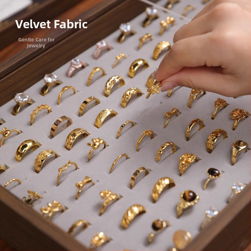 Fa gyűrűk kiállító doboz – 100 gyűrű kapacitás, téglalap alakú, diófurnér borítással, egy rétegű