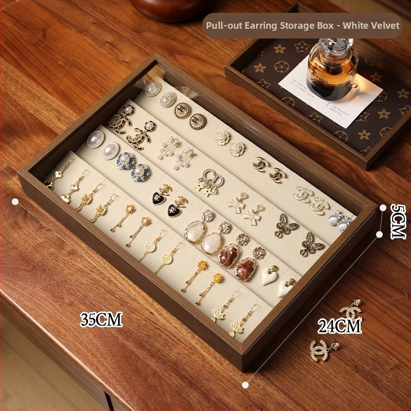 Fa gyűrűk kiállító doboz – 100 gyűrű kapacitás, téglalap alakú, diófurnér borítással, egy rétegű