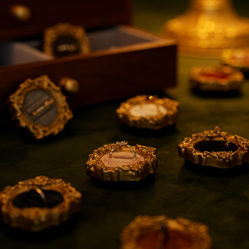 Suport de afișare pentru inele, stil nordic, din piele, dublu nivel, primăvara 2025.