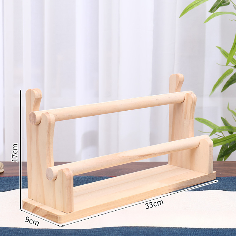 Suport de prezentare bijuterii cu cadru metalic pe bază din lemn solid, două niveluri, finisaj vopsit cu spray, stil artistic