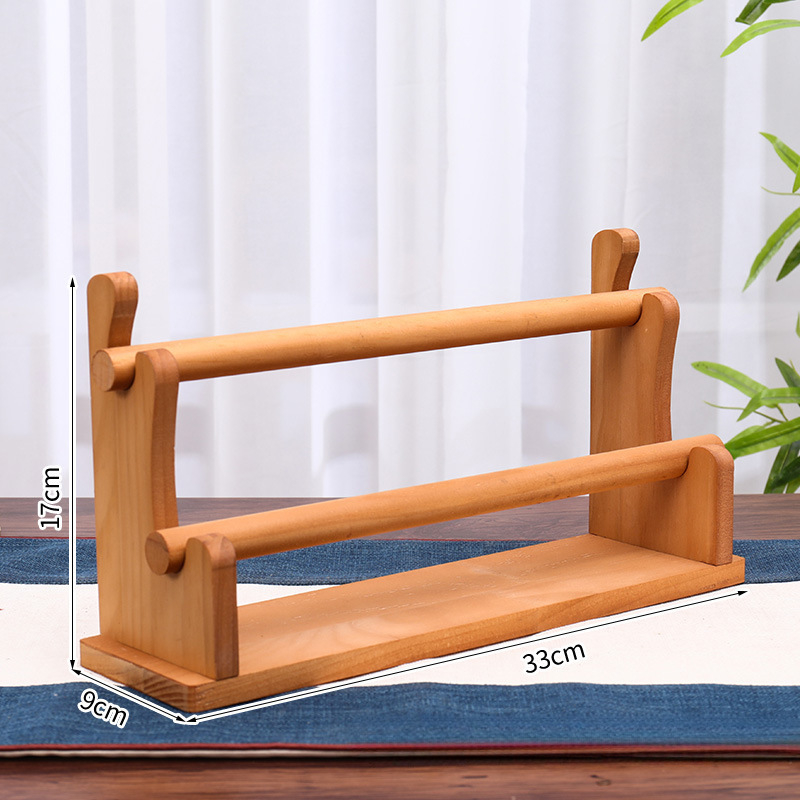 Suport de prezentare bijuterii cu cadru metalic pe bază din lemn solid, două niveluri, finisaj vopsit cu spray, stil artistic