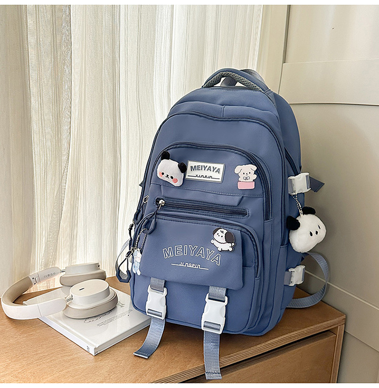 Nailona skolas mugursoma, ūdensnoturīga un izturīga pret nolietošanos, ar gaisa spilveniem siksnās, piemērota vidusskolai