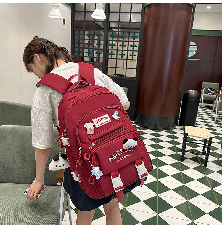 Nailona skolas mugursoma, ūdensnoturīga un izturīga pret nolietošanos, ar gaisa spilveniem siksnās, piemērota vidusskolai