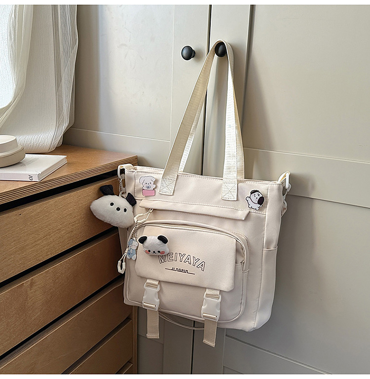 Nailona skolas mugursoma, ūdensnoturīga un izturīga pret nolietošanos, ar gaisa spilveniem siksnās, piemērota vidusskolai