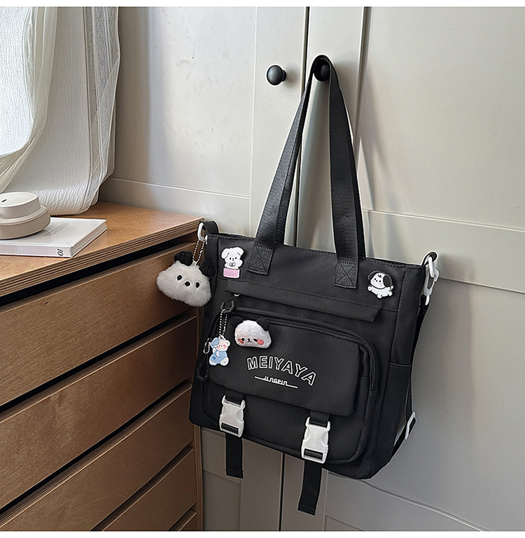 Nailona skolas mugursoma, ūdensnoturīga un izturīga pret nolietošanos, ar gaisa spilveniem siksnās, piemērota vidusskolai