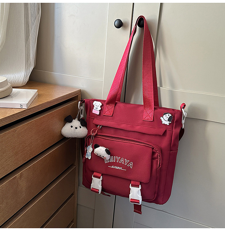 Nailona skolas mugursoma, ūdensnoturīga un izturīga pret nolietošanos, ar gaisa spilveniem siksnās, piemērota vidusskolai