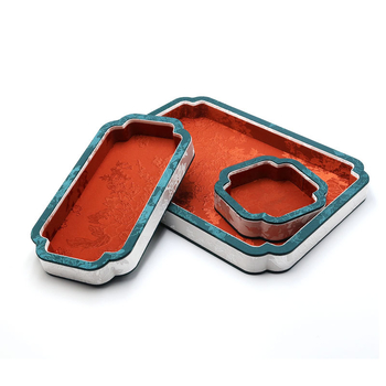 Plocha na zobrazenie šperkov pre náramky a náhrdelníky — satén, jednourovňová, umelecký štýl, jar 2025