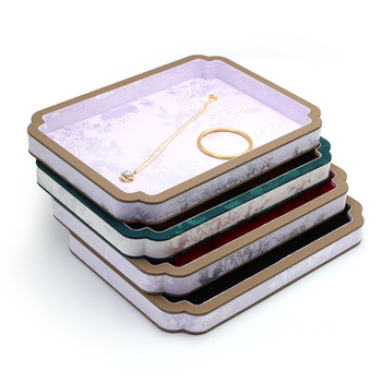 Plocha na zobrazenie šperkov pre náramky a náhrdelníky — satén, jednourovňová, umelecký štýl, jar 2025