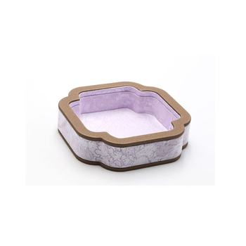 Plocha na zobrazenie šperkov pre náramky a náhrdelníky — satén, jednourovňová, umelecký štýl, jar 2025