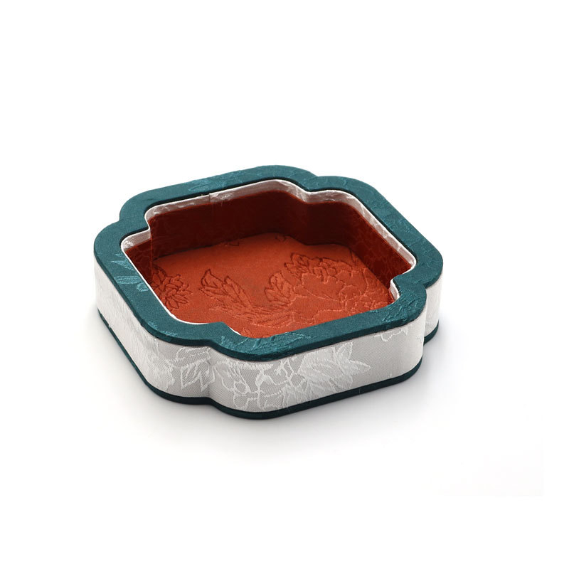 Plocha na zobrazenie šperkov pre náramky a náhrdelníky — satén, jednourovňová, umelecký štýl, jar 2025