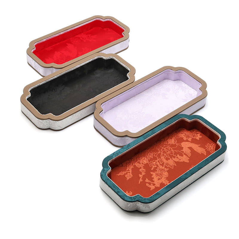 Plocha na zobrazenie šperkov pre náramky a náhrdelníky — satén, jednourovňová, umelecký štýl, jar 2025