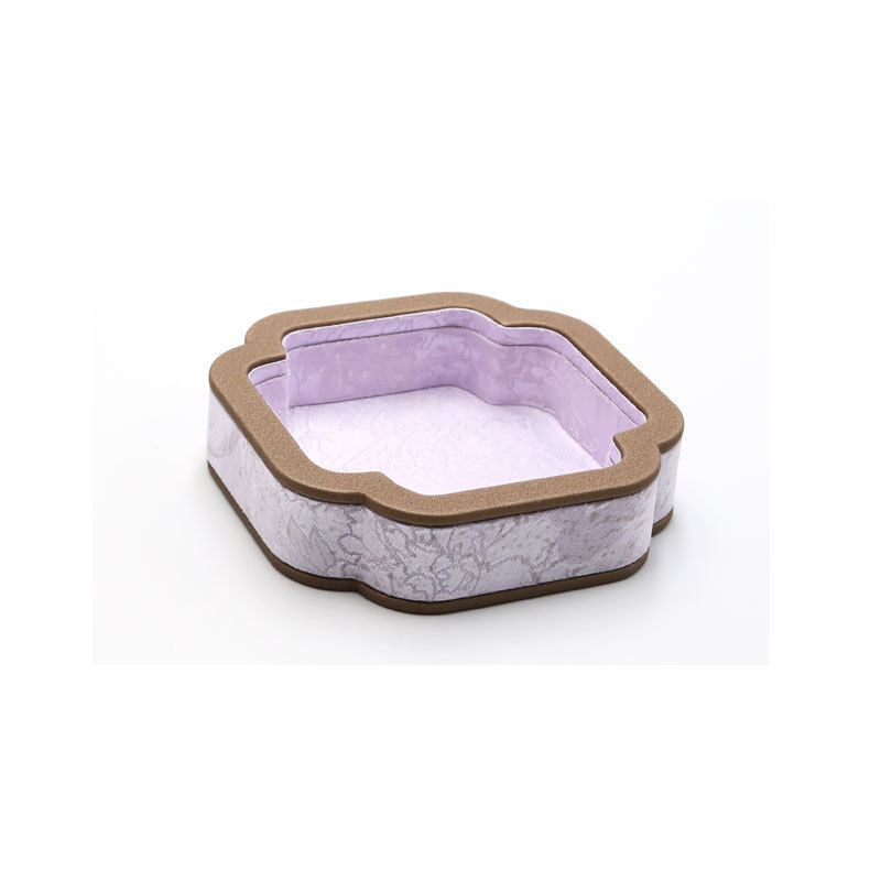 Plocha na zobrazenie šperkov pre náramky a náhrdelníky — satén, jednourovňová, umelecký štýl, jar 2025