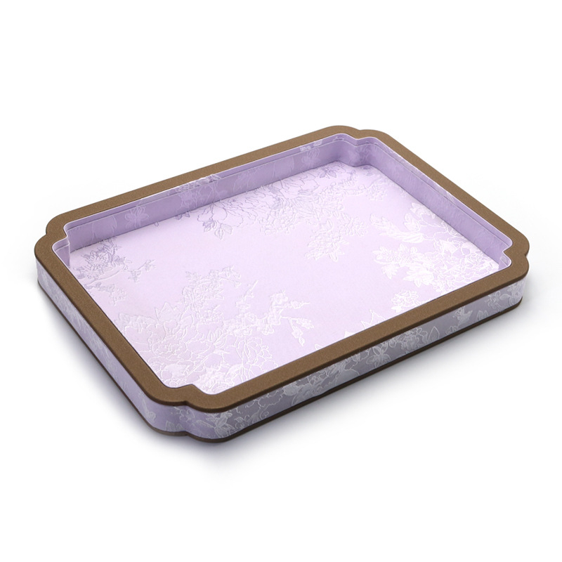 Plocha na zobrazenie šperkov pre náramky a náhrdelníky — satén, jednourovňová, umelecký štýl, jar 2025