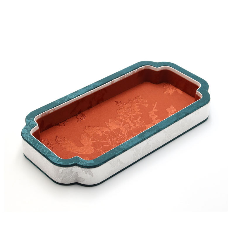 Plocha na zobrazenie šperkov pre náramky a náhrdelníky — satén, jednourovňová, umelecký štýl, jar 2025