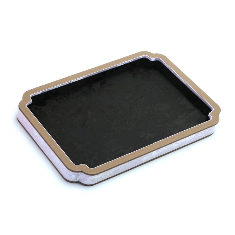 Plocha na zobrazenie šperkov pre náramky a náhrdelníky — satén, jednourovňová, umelecký štýl, jar 2025