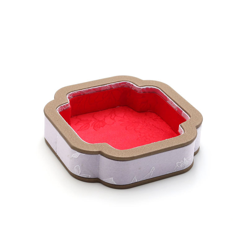 Plocha na zobrazenie šperkov pre náramky a náhrdelníky — satén, jednourovňová, umelecký štýl, jar 2025