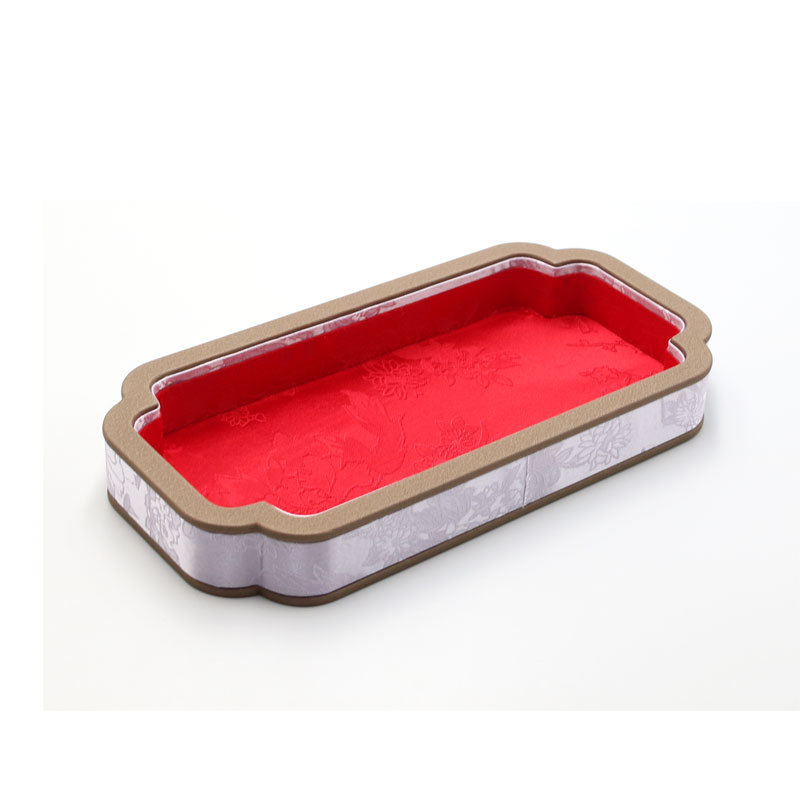 Plocha na zobrazenie šperkov pre náramky a náhrdelníky — satén, jednourovňová, umelecký štýl, jar 2025