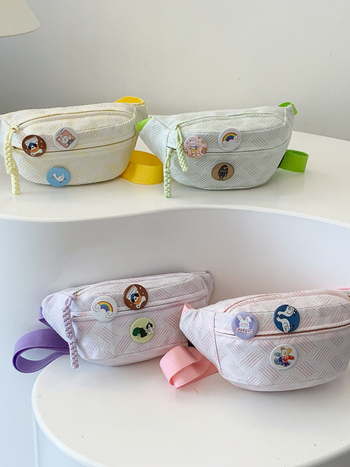 Crossbody torba – Materijal: najlon; Podstava: najlon; Otvaranje: zatvarač; Unutarnji džep za mobitel; Vanjski tip torbe: unutarnji patch džep