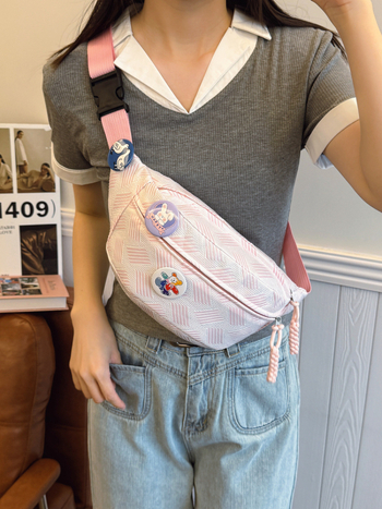 Crossbody torba – Materijal: najlon; Podstava: najlon; Otvaranje: zatvarač; Unutarnji džep za mobitel; Vanjski tip torbe: unutarnji patch džep