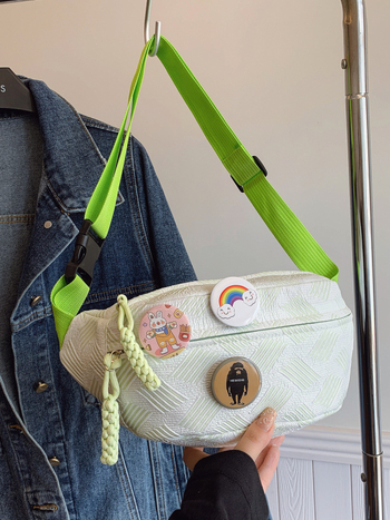 Crossbody torba – Materijal: najlon; Podstava: najlon; Otvaranje: zatvarač; Unutarnji džep za mobitel; Vanjski tip torbe: unutarnji patch džep