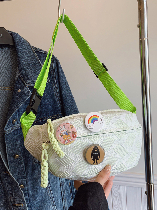 Crossbody torba – Materijal: najlon; Podstava: najlon; Otvaranje: zatvarač; Unutarnji džep za mobitel; Vanjski tip torbe: unutarnji patch džep