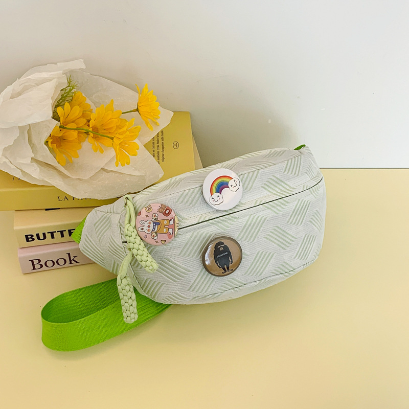 Crossbody torba – Materijal: najlon; Podstava: najlon; Otvaranje: zatvarač; Unutarnji džep za mobitel; Vanjski tip torbe: unutarnji patch džep