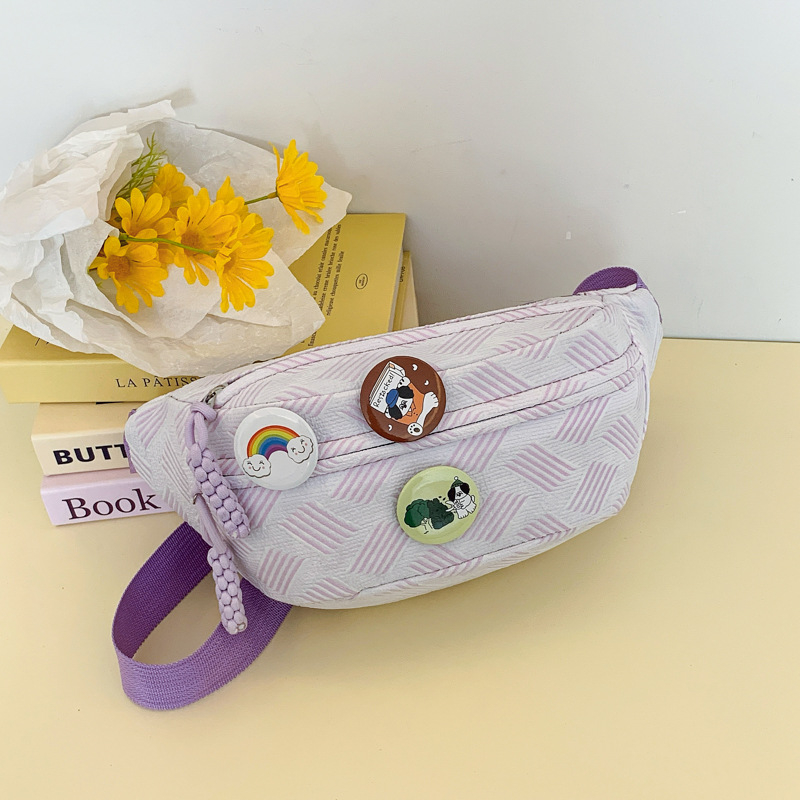 Crossbody torba – Materijal: najlon; Podstava: najlon; Otvaranje: zatvarač; Unutarnji džep za mobitel; Vanjski tip torbe: unutarnji patch džep