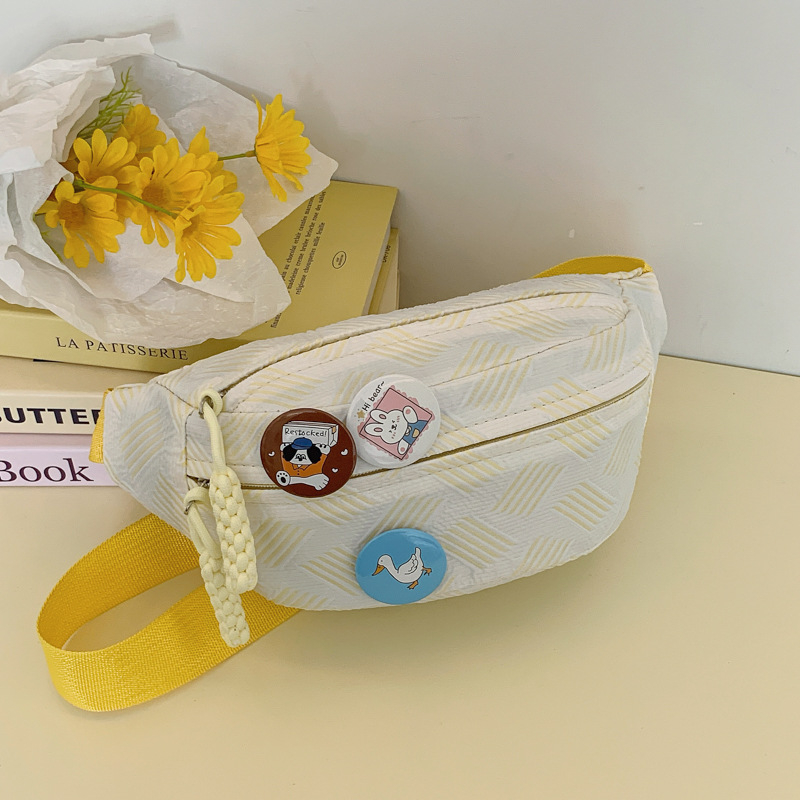 Crossbody torba – Materijal: najlon; Podstava: najlon; Otvaranje: zatvarač; Unutarnji džep za mobitel; Vanjski tip torbe: unutarnji patch džep