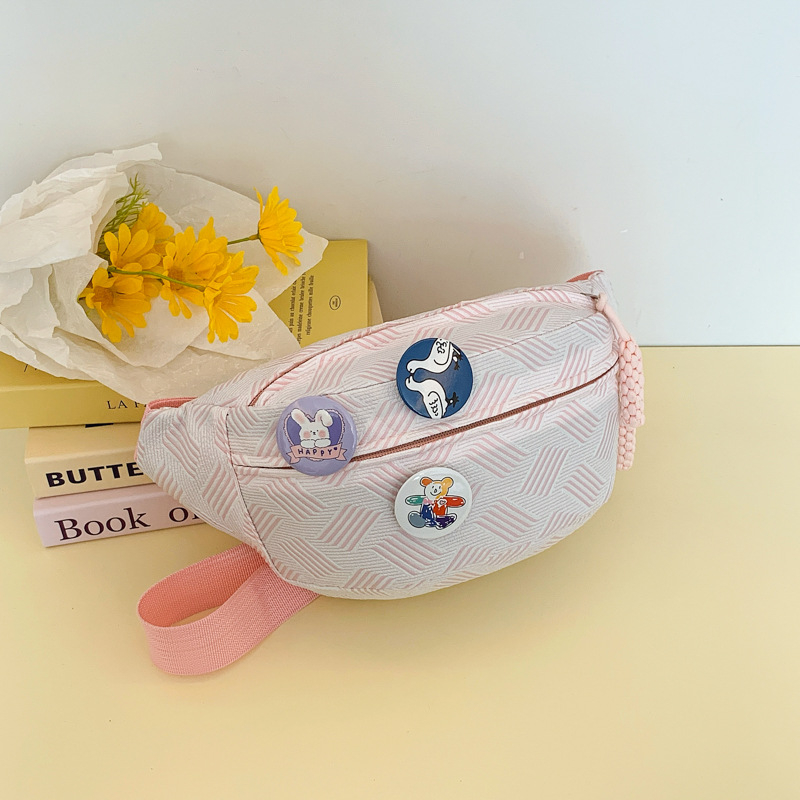 Crossbody torba – Materijal: najlon; Podstava: najlon; Otvaranje: zatvarač; Unutarnji džep za mobitel; Vanjski tip torbe: unutarnji patch džep