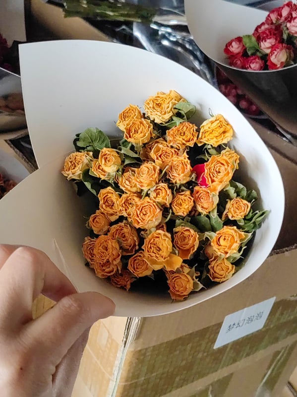 Szárított rózsák, többfejű rózsák, festetlen, csokorhoz, karton csomagolás