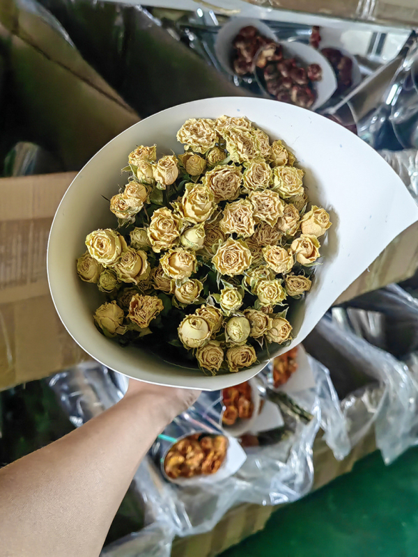 Szárított rózsák, többfejű rózsák, festetlen, csokorhoz, karton csomagolás