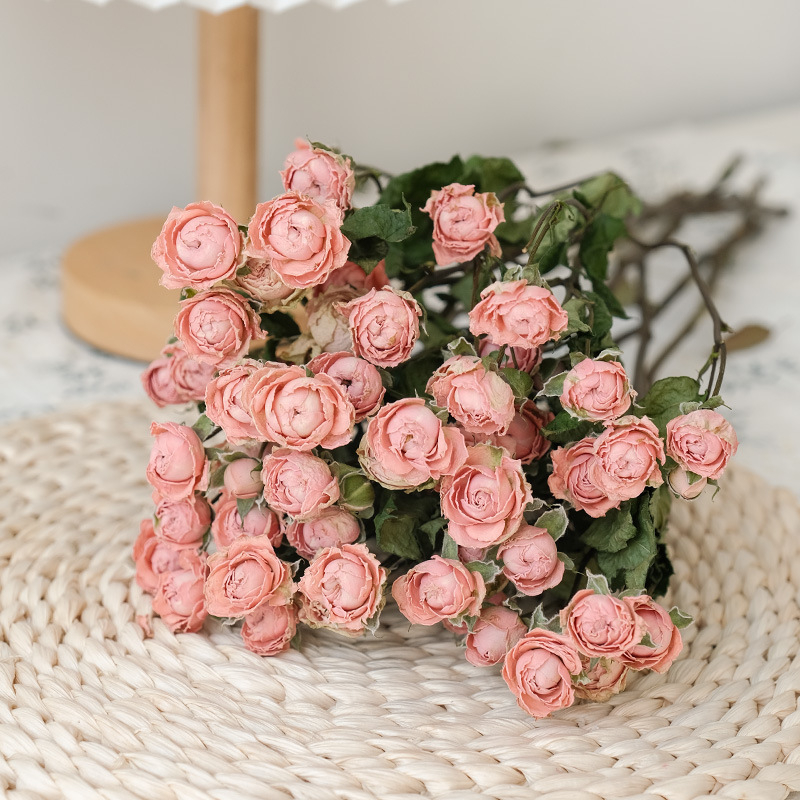 Szárított rózsák, többfejű rózsák, festetlen, csokorhoz, karton csomagolás