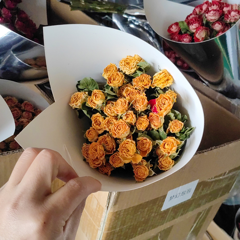 Szárított rózsák, többfejű rózsák, festetlen, csokorhoz, karton csomagolás