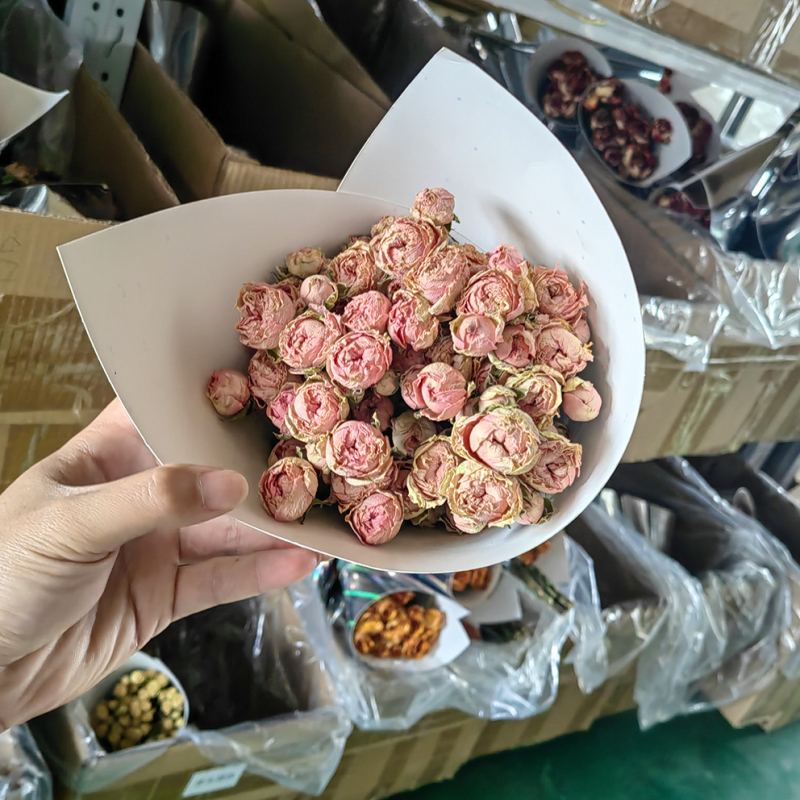 Szárított rózsák, többfejű rózsák, festetlen, csokorhoz, karton csomagolás