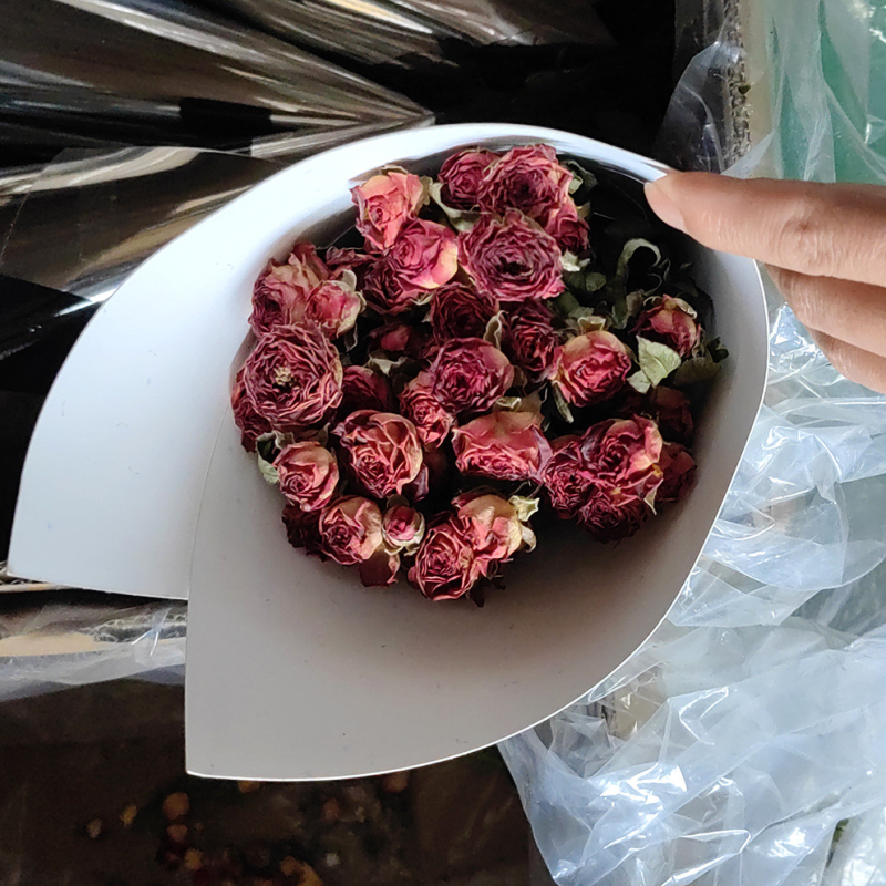 Szárított rózsák, többfejű rózsák, festetlen, csokorhoz, karton csomagolás