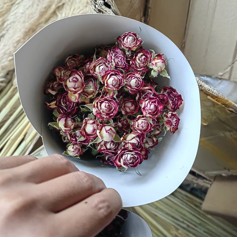 Szárított rózsák, többfejű rózsák, festetlen, csokorhoz, karton csomagolás