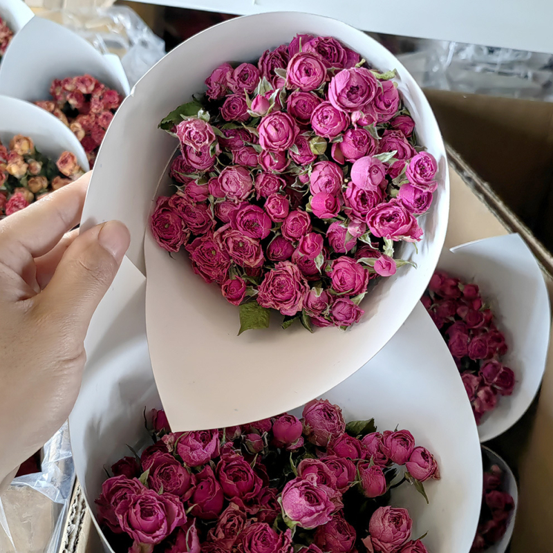 Szárított rózsák, többfejű rózsák, festetlen, csokorhoz, karton csomagolás