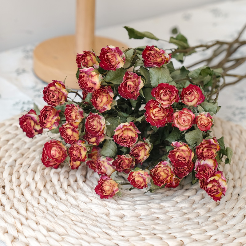 Szárított rózsák, többfejű rózsák, festetlen, csokorhoz, karton csomagolás