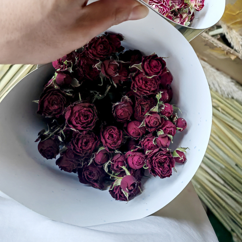 Szárított rózsák, többfejű rózsák, festetlen, csokorhoz, karton csomagolás