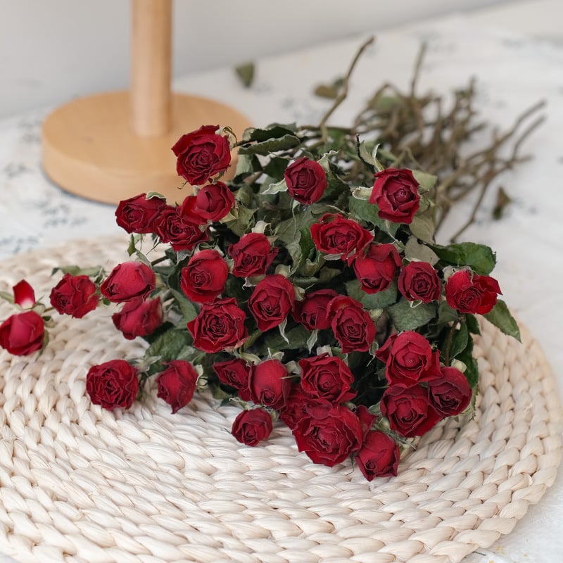 Szárított rózsák, többfejű rózsák, festetlen, csokorhoz, karton csomagolás