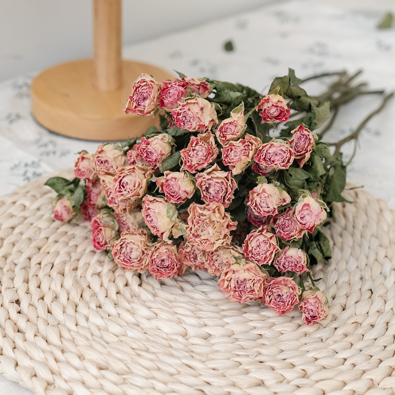 Szárított rózsák, többfejű rózsák, festetlen, csokorhoz, karton csomagolás