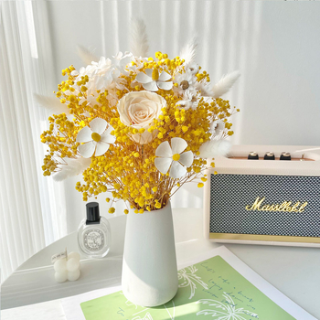 Festett szárított virágokból készült ágvesszőkből álló csokor otthoni dekorációhoz