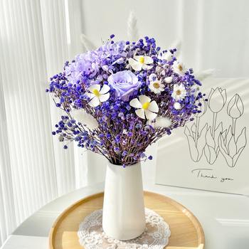 Festett szárított virágokból készült ágvesszőkből álló csokor otthoni dekorációhoz