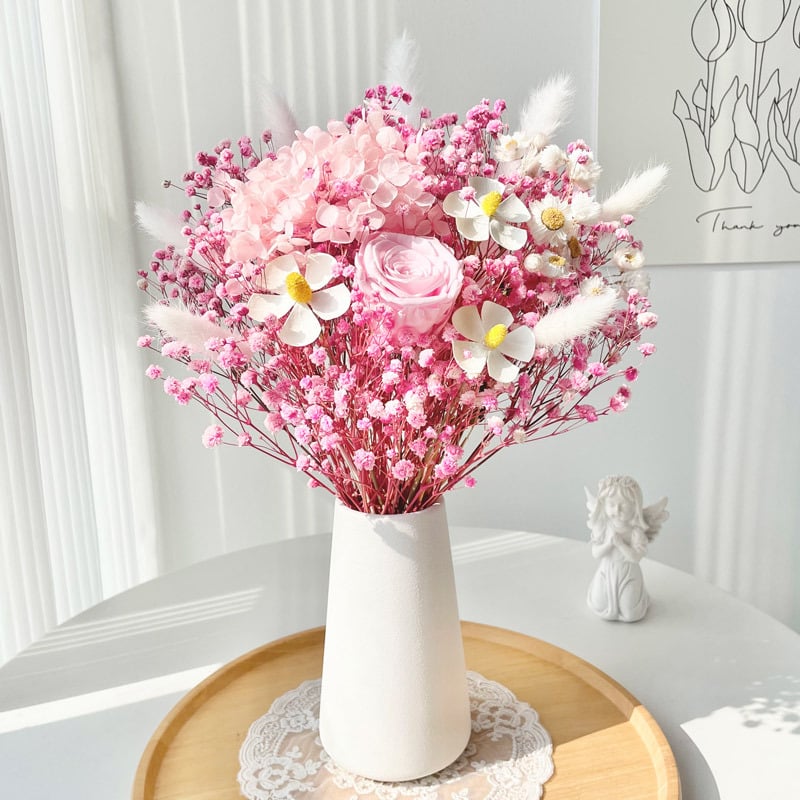 Festett szárított virágokból készült ágvesszőkből álló csokor otthoni dekorációhoz