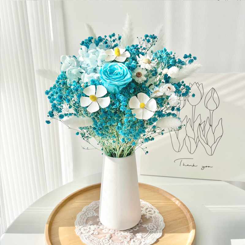 Festett szárított virágokból készült ágvesszőkből álló csokor otthoni dekorációhoz