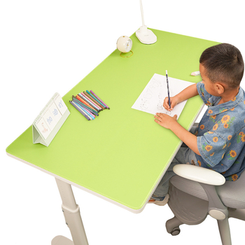 Covoraș de birou din piele, suprafață antialunecare și impermeabilă; doar o față, margini cusute.