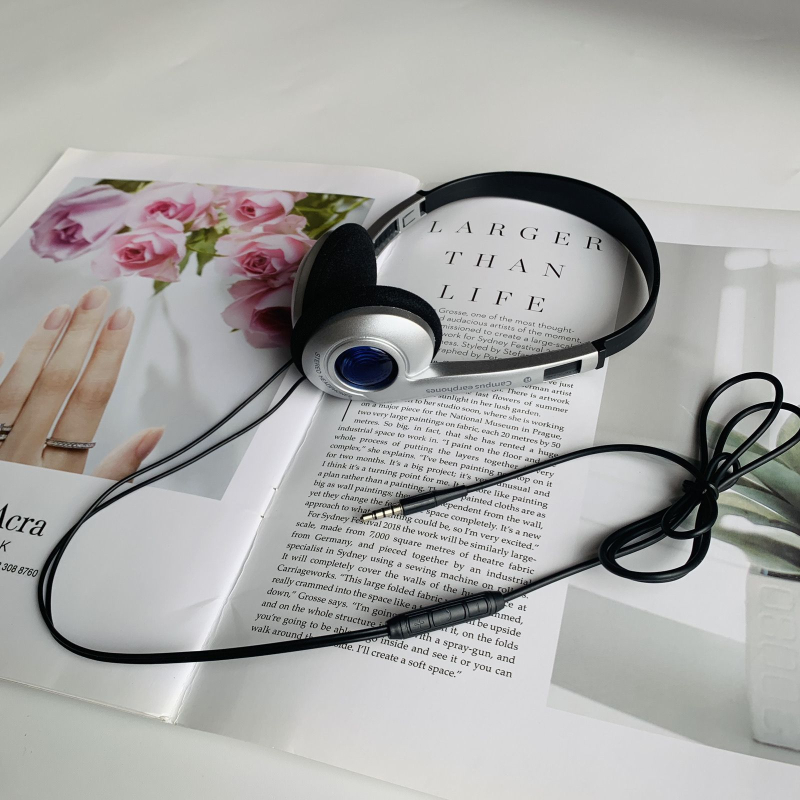 Vadu ausu uz galvu ar mikrofonu, 3.5 mm spraudnis, 1.2 m kabelis, frekvenču diapazons 20 Hz–20 kHz, svars 121 g